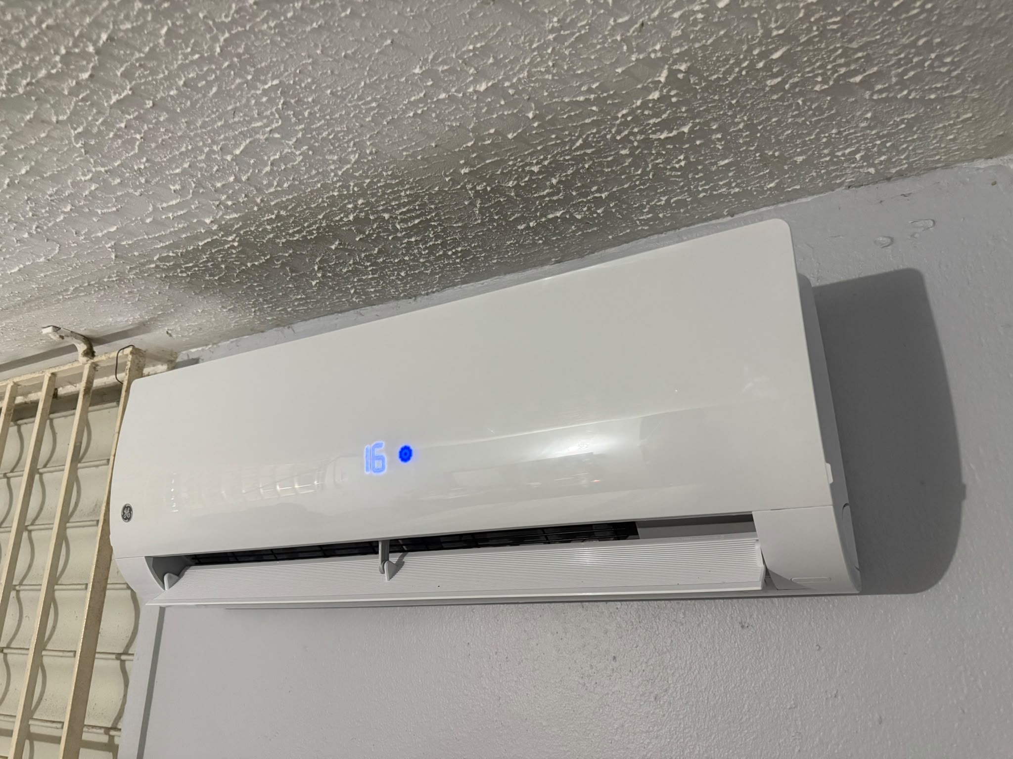 Unidad interior de aire acondicionado instalada en una vivienda